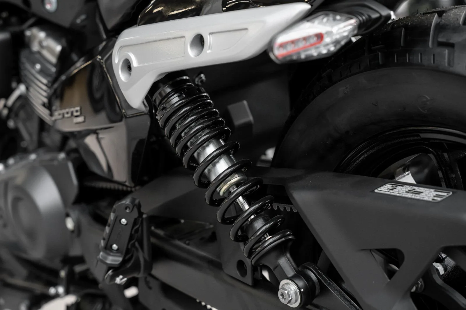 Benelli Leoncino Bobber 400