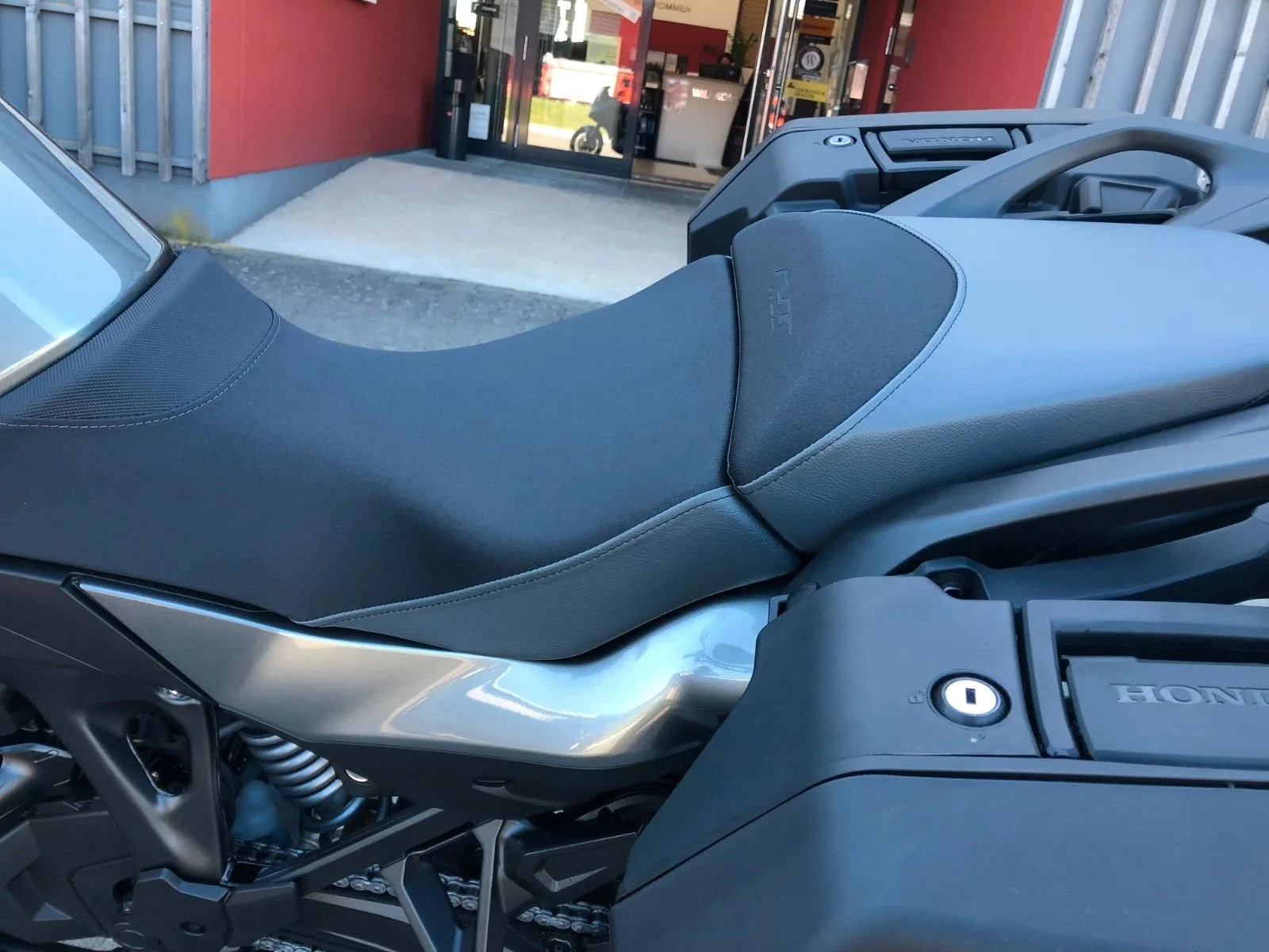 Honda NT1100 DCT Electronic Suspension