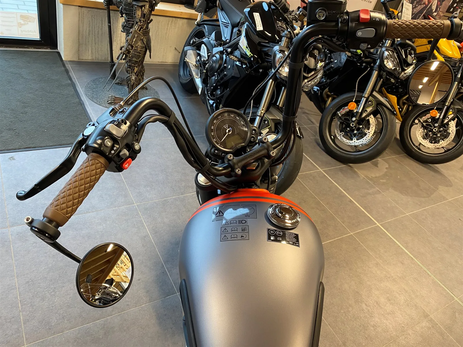 Triumph Bonneville Bobber Custom-Umbau | gray-orange Unikat