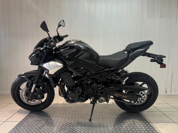 Kawasaki Z900 Modell 2025 | Schwarz