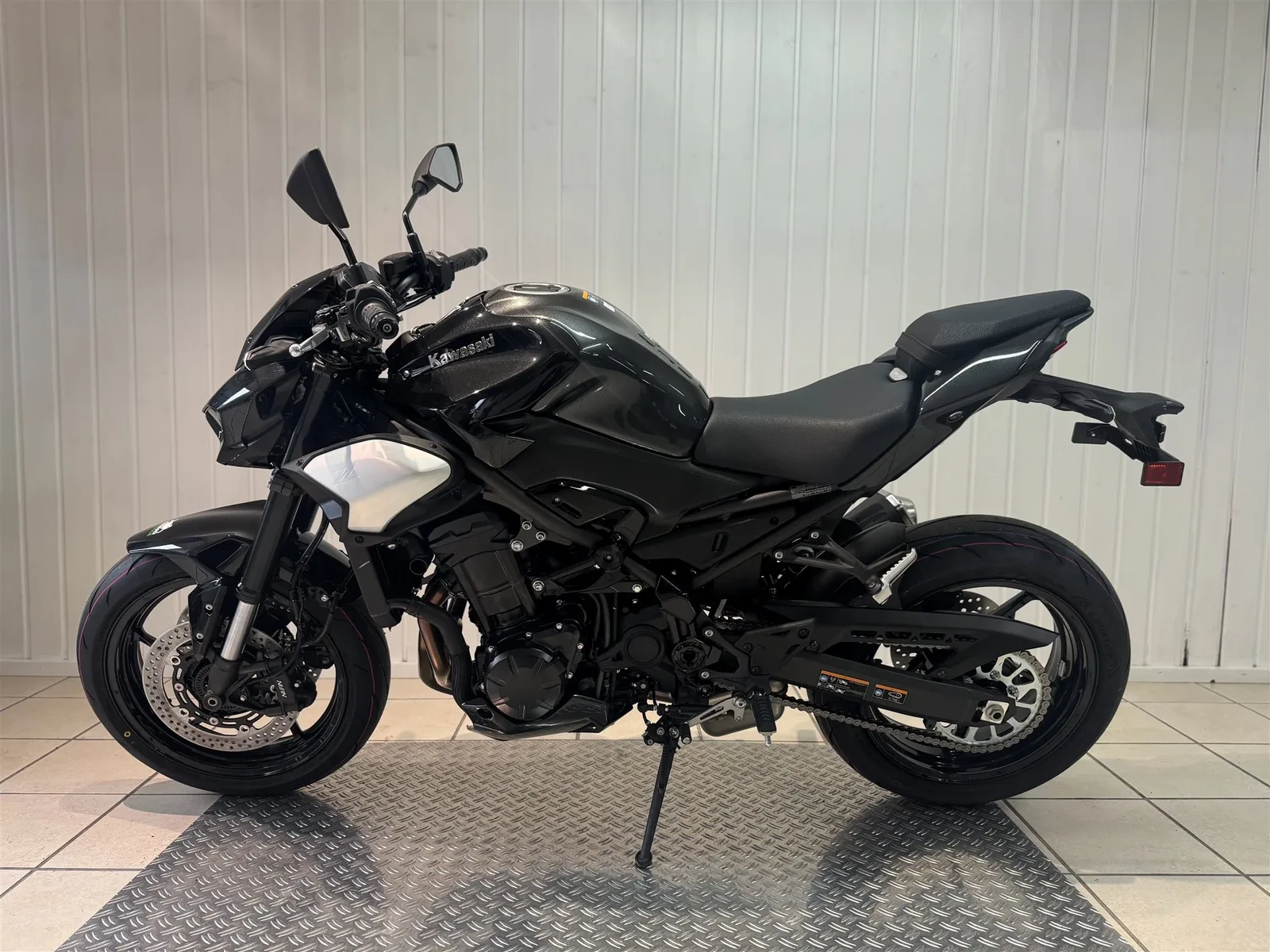 Kawasaki Z900 Modell 2025 | Schwarz