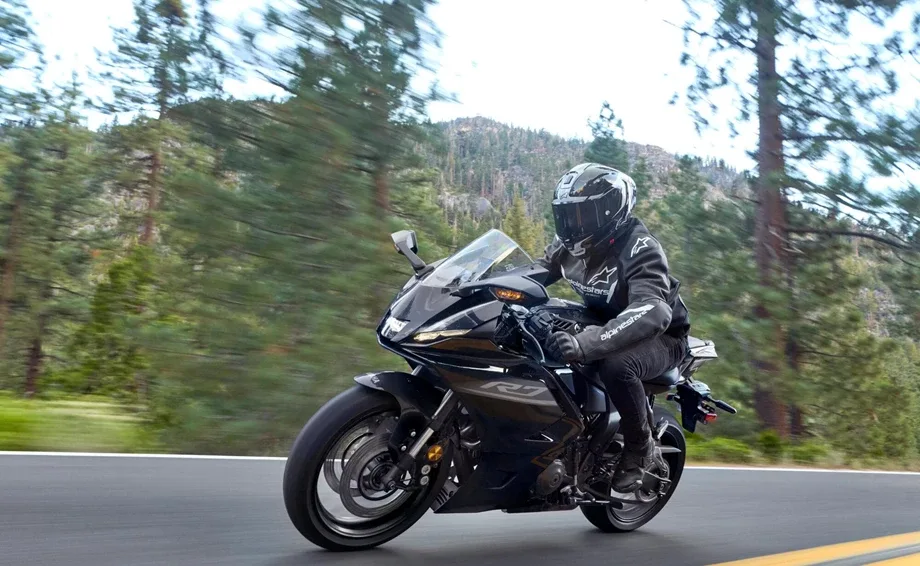 Yamaha R7, MY 2026 - Midnight Black