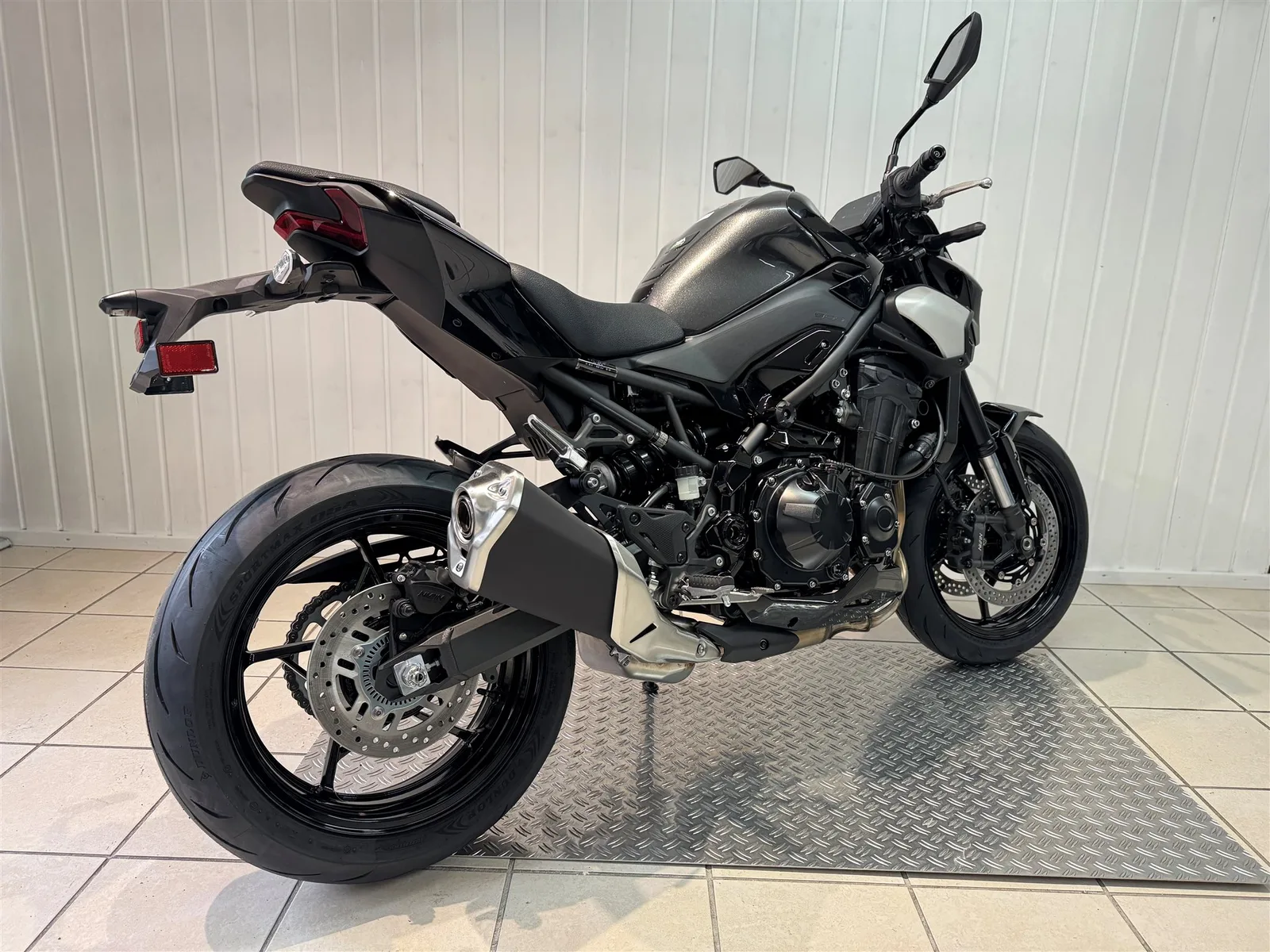 Kawasaki Z900 Modell 2025 | Schwarz