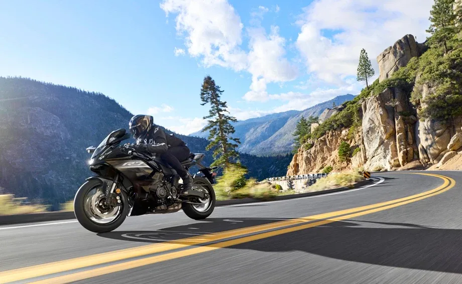 Yamaha R7, MY 2026 - Midnight Black