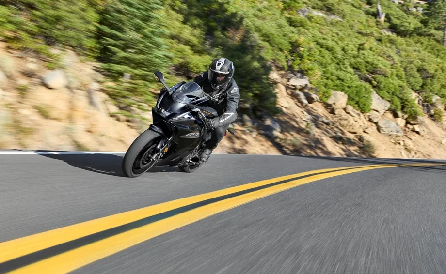 Yamaha R7, MY 2026 - Midnight Black