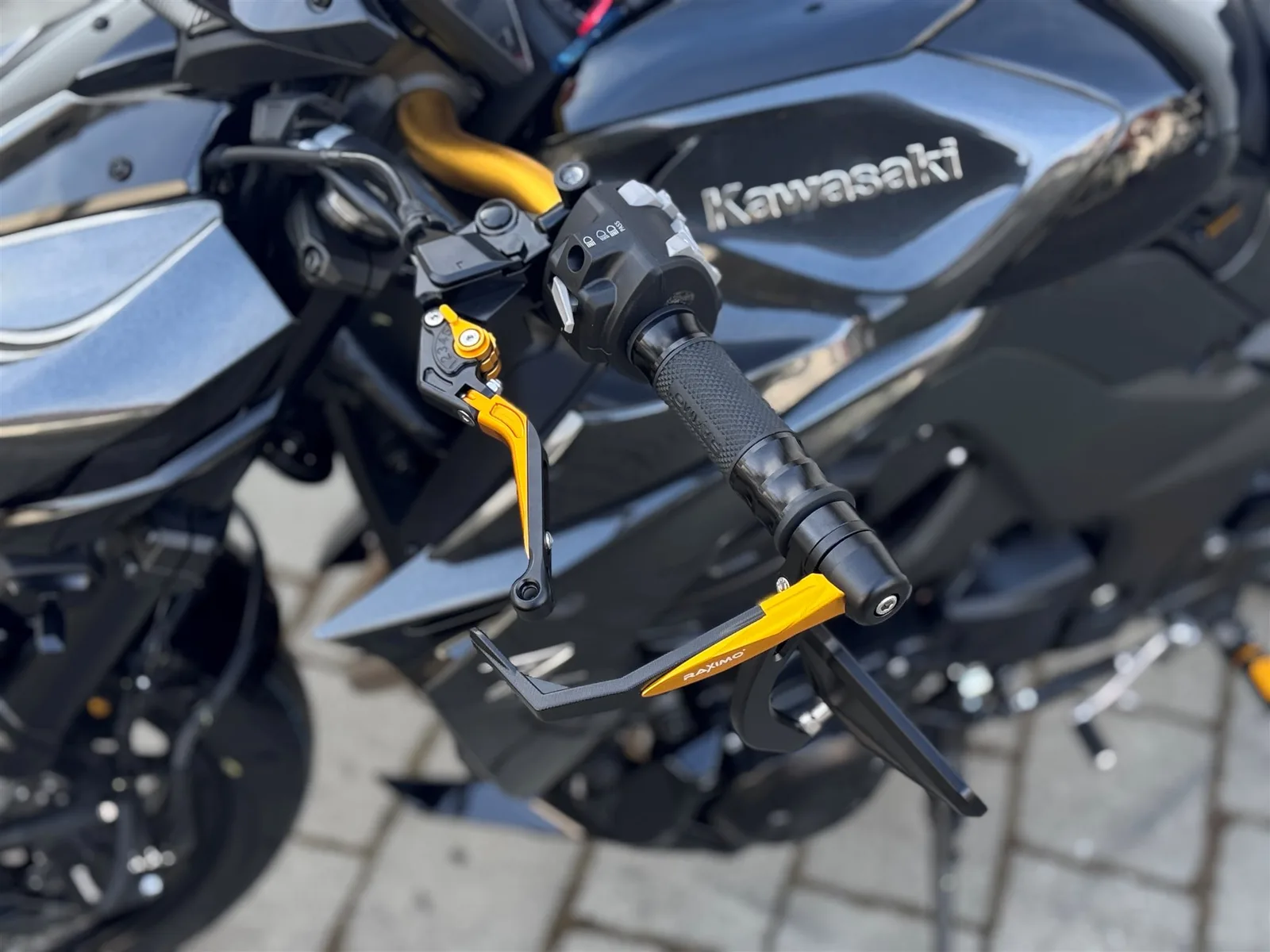 Kawasaki Z1100 BLACK/GOLD mit Umbau | NEU | MY26