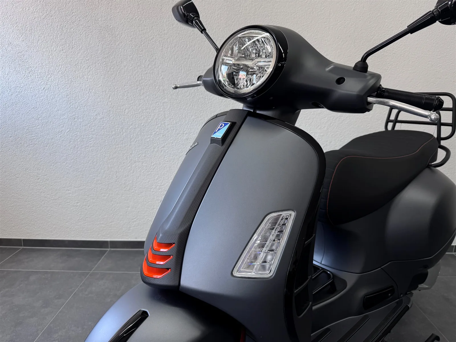 Vespa GTS 300 Super Sport mit Gepäckträger | TÜV bis 05/28