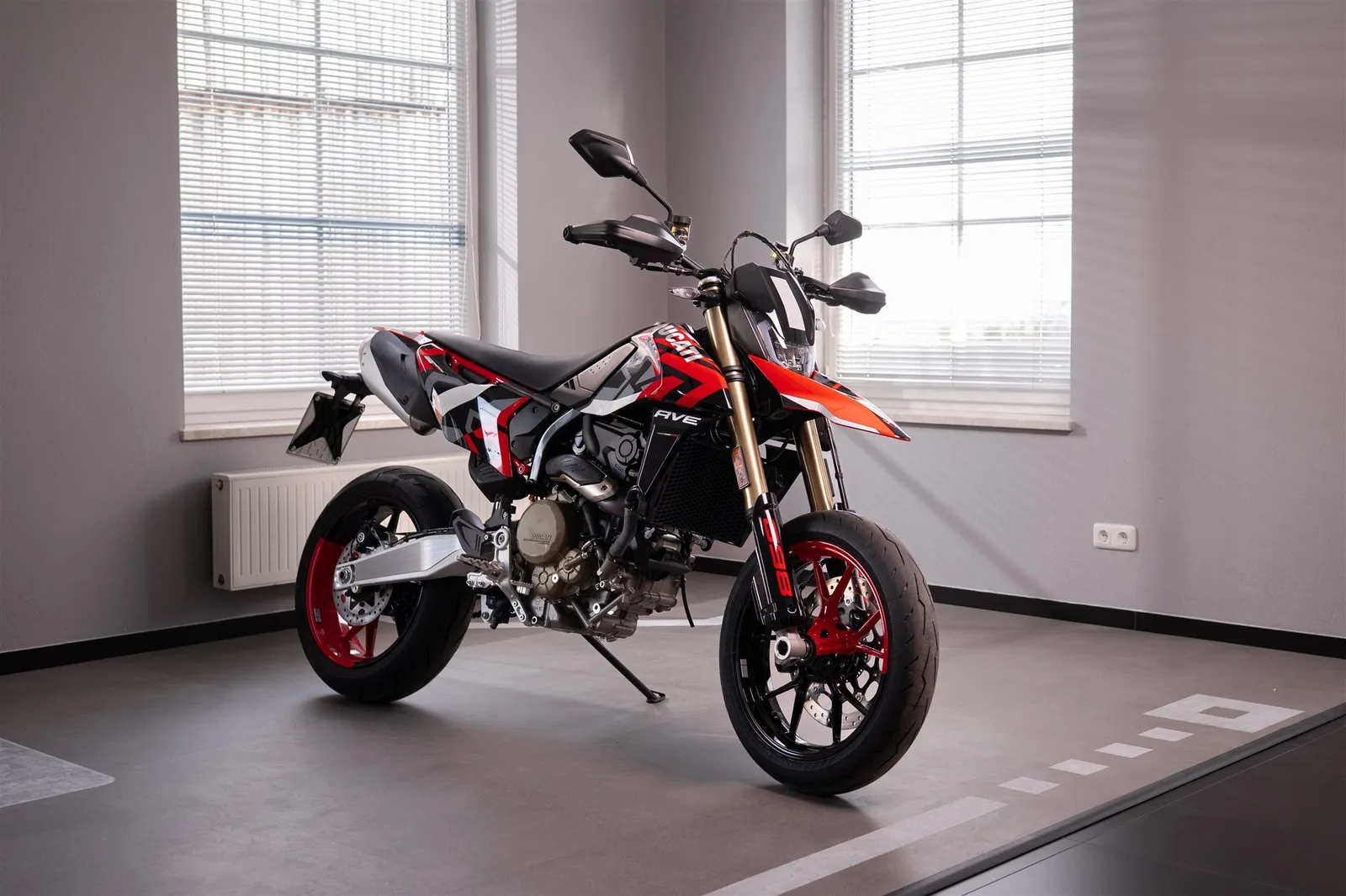 Ducati Hypermotard 698 Mono RVE | neuwertig mit Garantie | Modell 2026