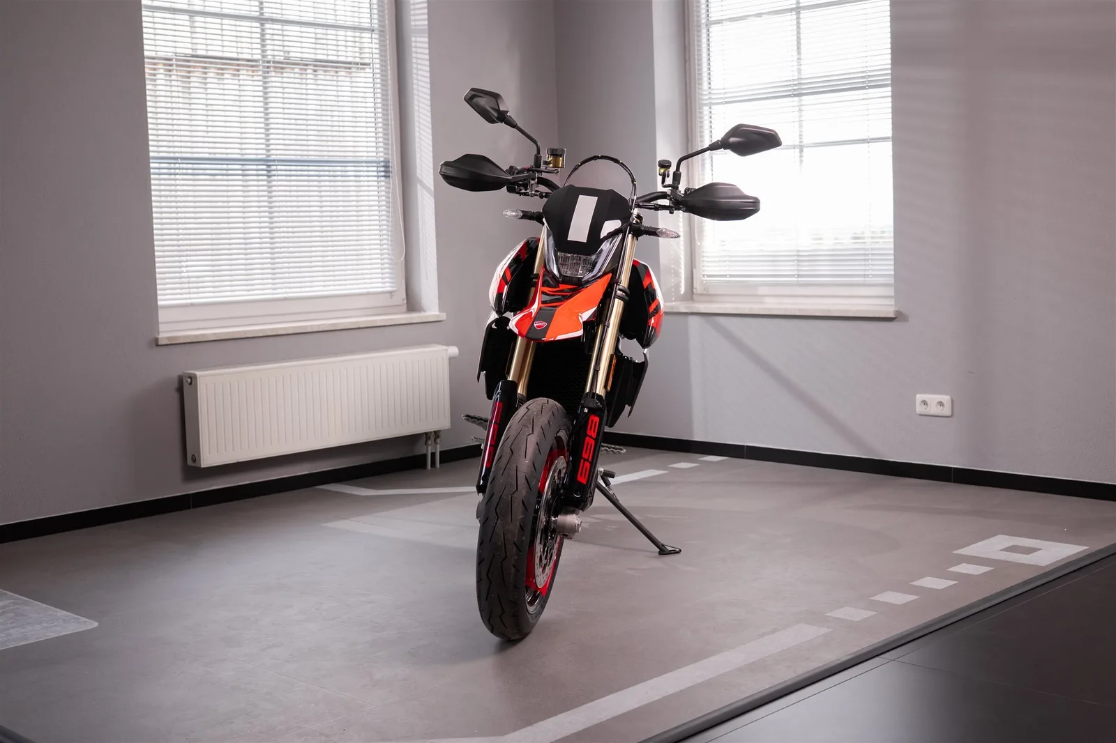 Ducati Hypermotard 698 Mono RVE | neuwertig mit Garantie | Modell 2026