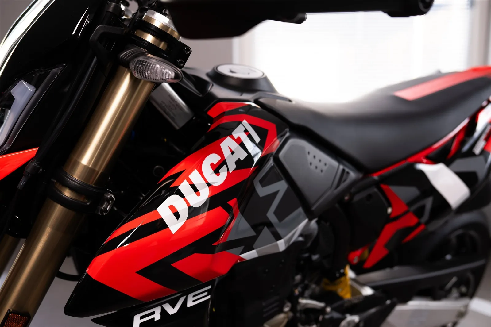 Ducati Hypermotard 698 Mono RVE | neuwertig mit Garantie | Modell 2026