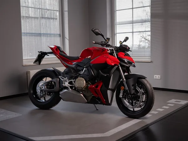 Ducati Streetfighter V4 | neuwertig | Garantie bis 3/28 | Modell 2026