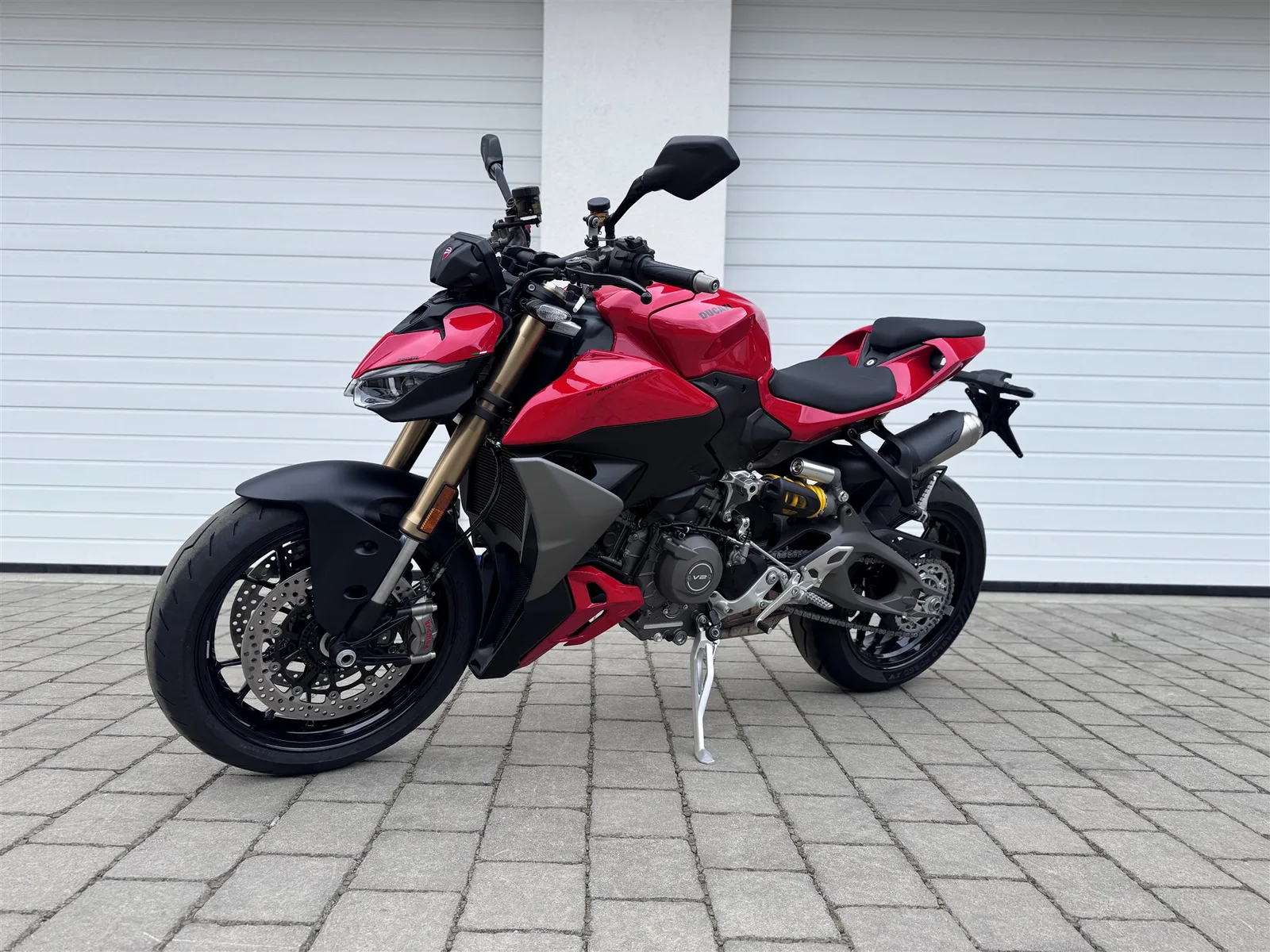 Ducati Streetfighter V2