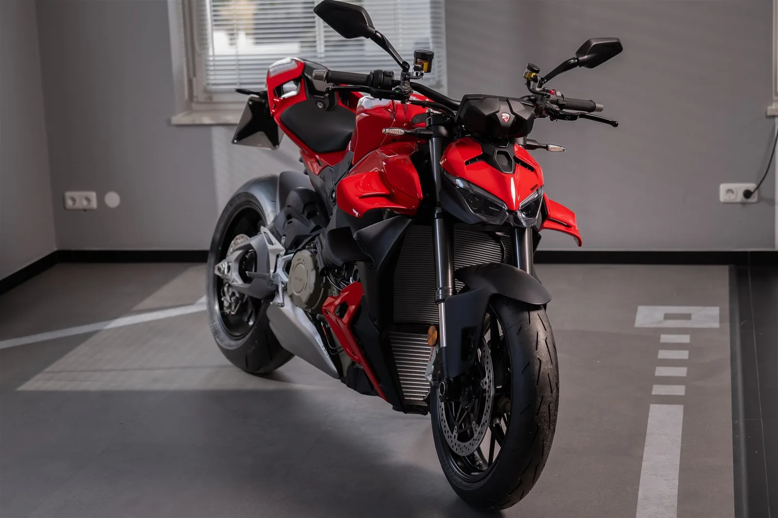 Ducati Streetfighter V4 | neuwertig | Garantie bis 3/28 | Modell 2026