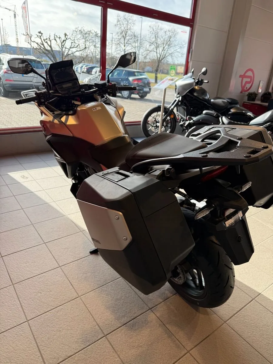 Honda NT1100 DCT Electronic Suspension