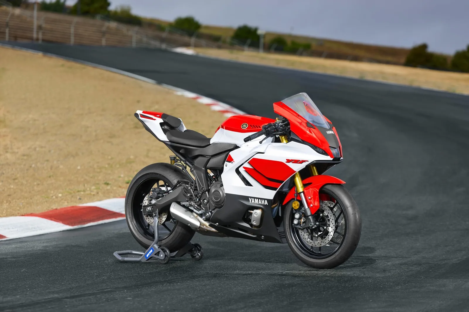 Yamaha R7 35 kW, MY 2026 Anniversary White