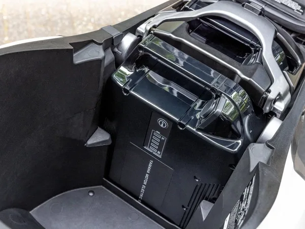 Yamaha NEO's Dual Battery