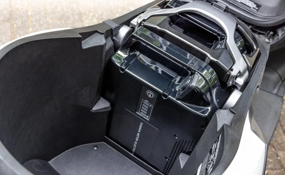 Yamaha NEO's Dual Battery