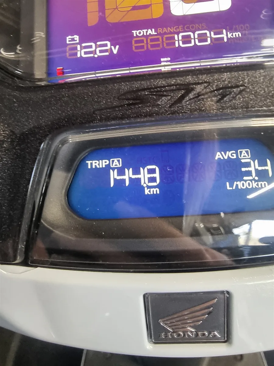 Honda SH350i - wie neu - 1. KD erledigt - inkl. Windschild