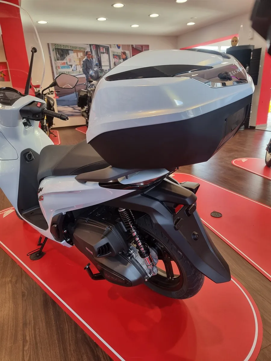 Honda SH350i - wie neu - 1. KD erledigt - inkl. Windschild