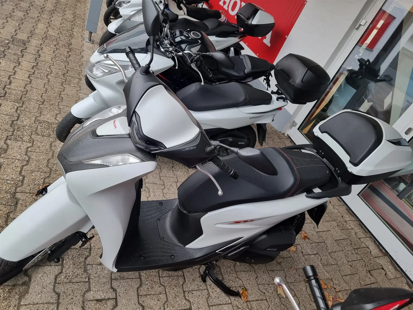 Honda SH125i mit Topcase - nur 130km - wie neu