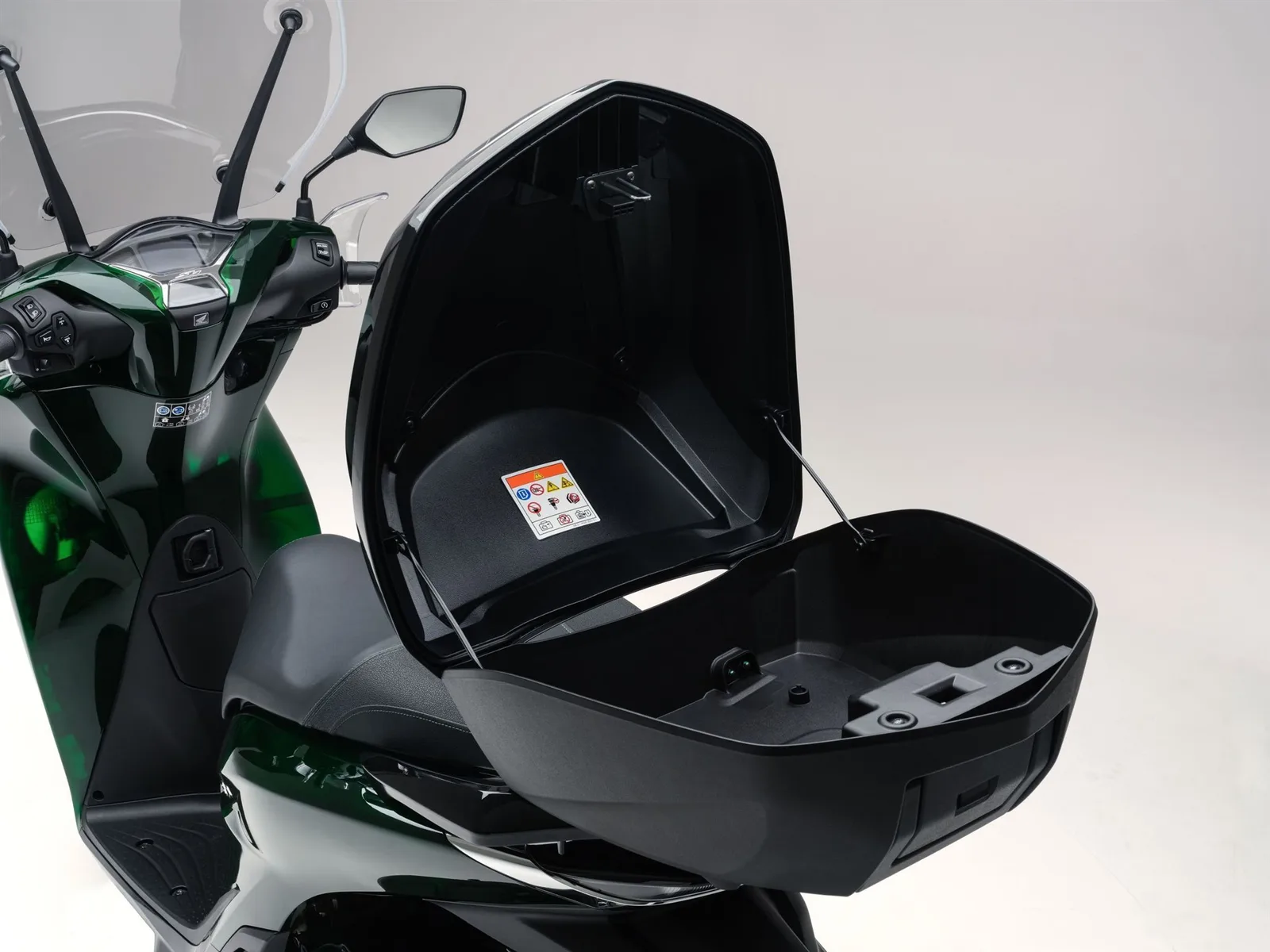 Honda SH125i mit Topcase - nur 130km - wie neu