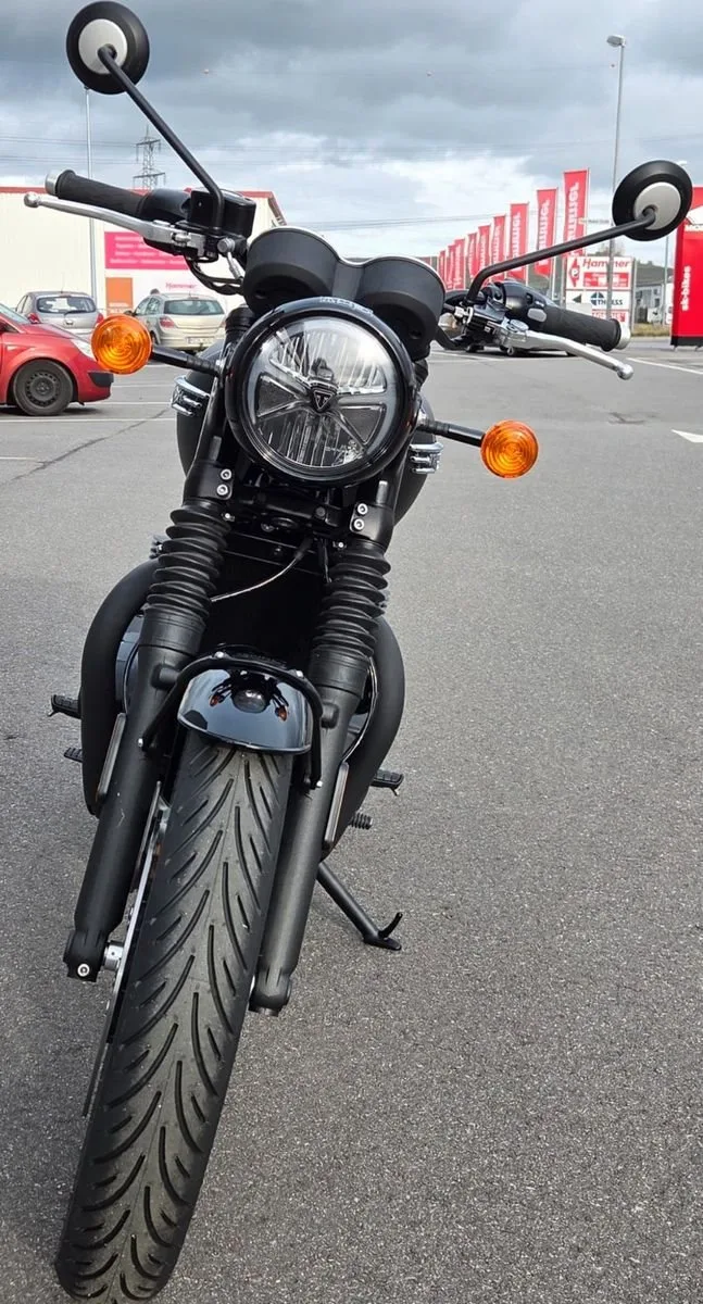 Triumph Bonneville T120 Black
