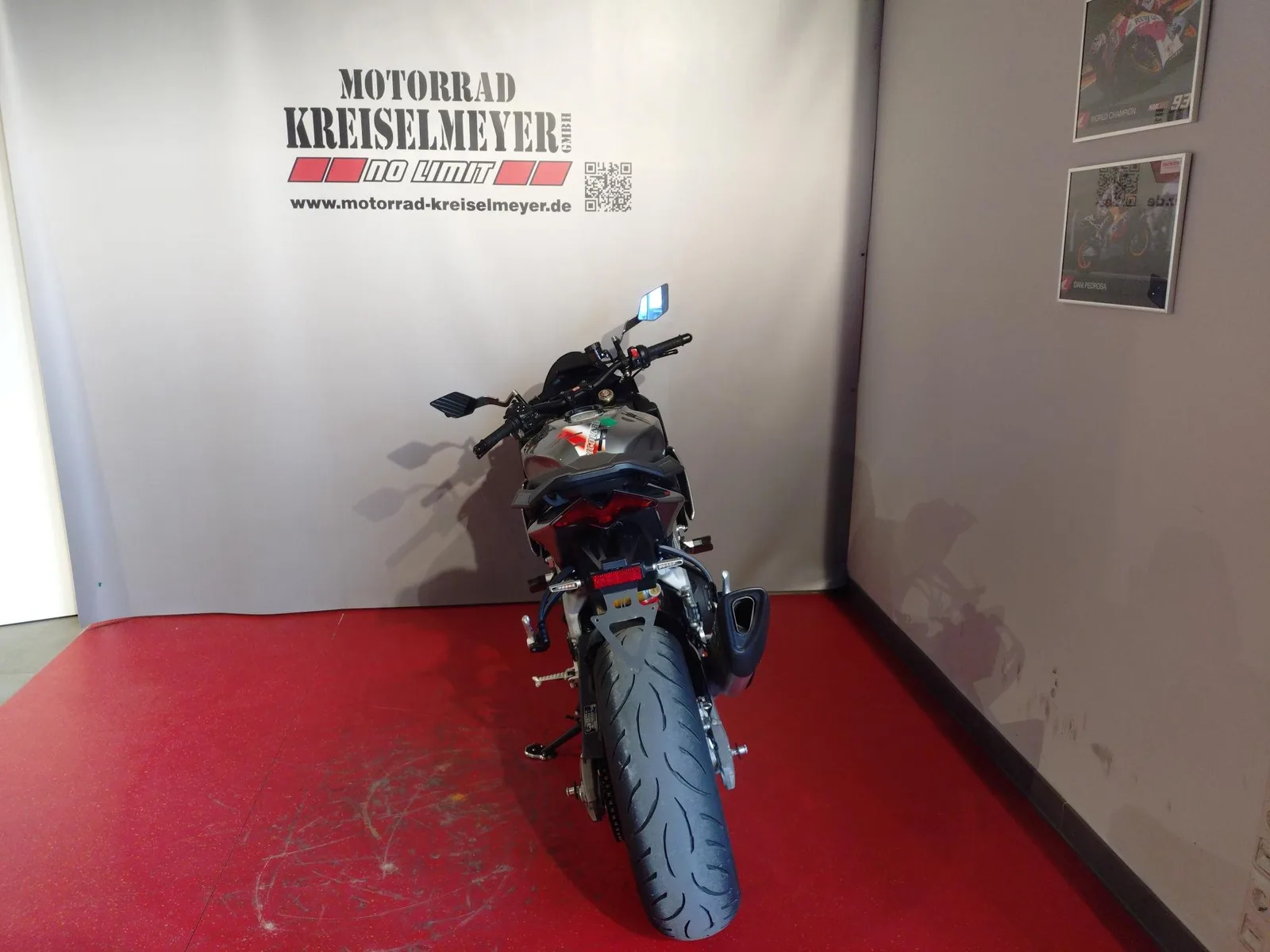 Aprilia Tuono V4 1100 Top Zustand mit viel Sonderzubehör aus 1.Hand!