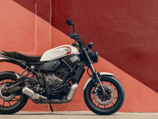 Yamaha XSR700, MY 2025 - Historic White