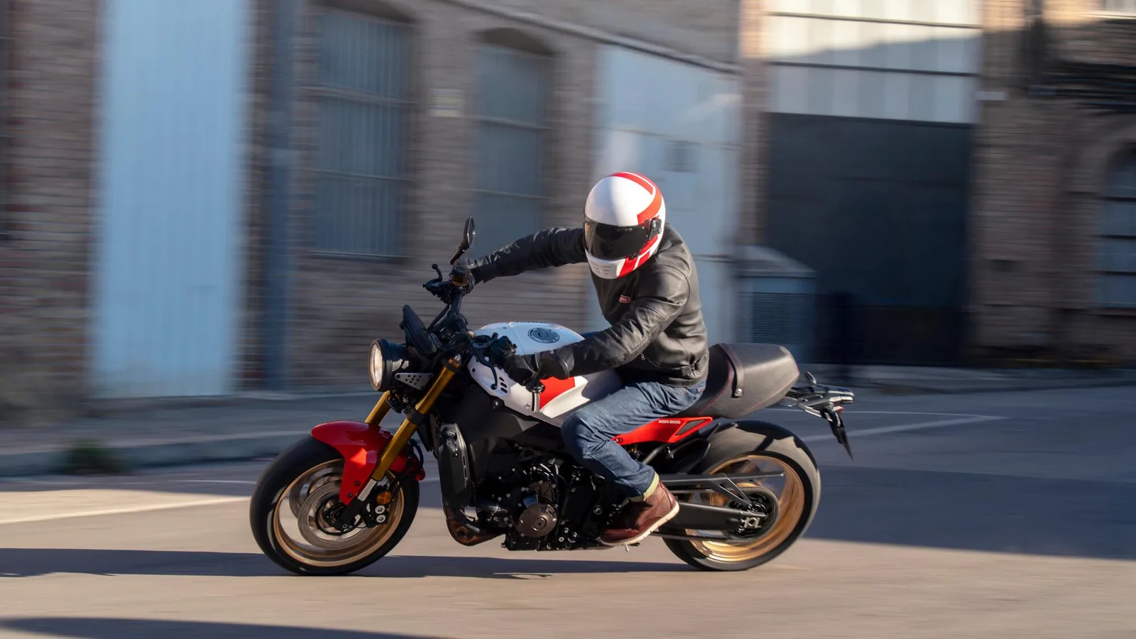 Yamaha XSR900, MY 2025 - Legend Red