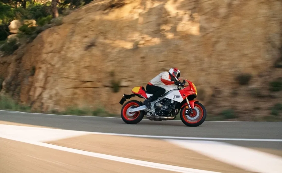 Yamaha XSR900 GP, MY 2025 - Legend Red