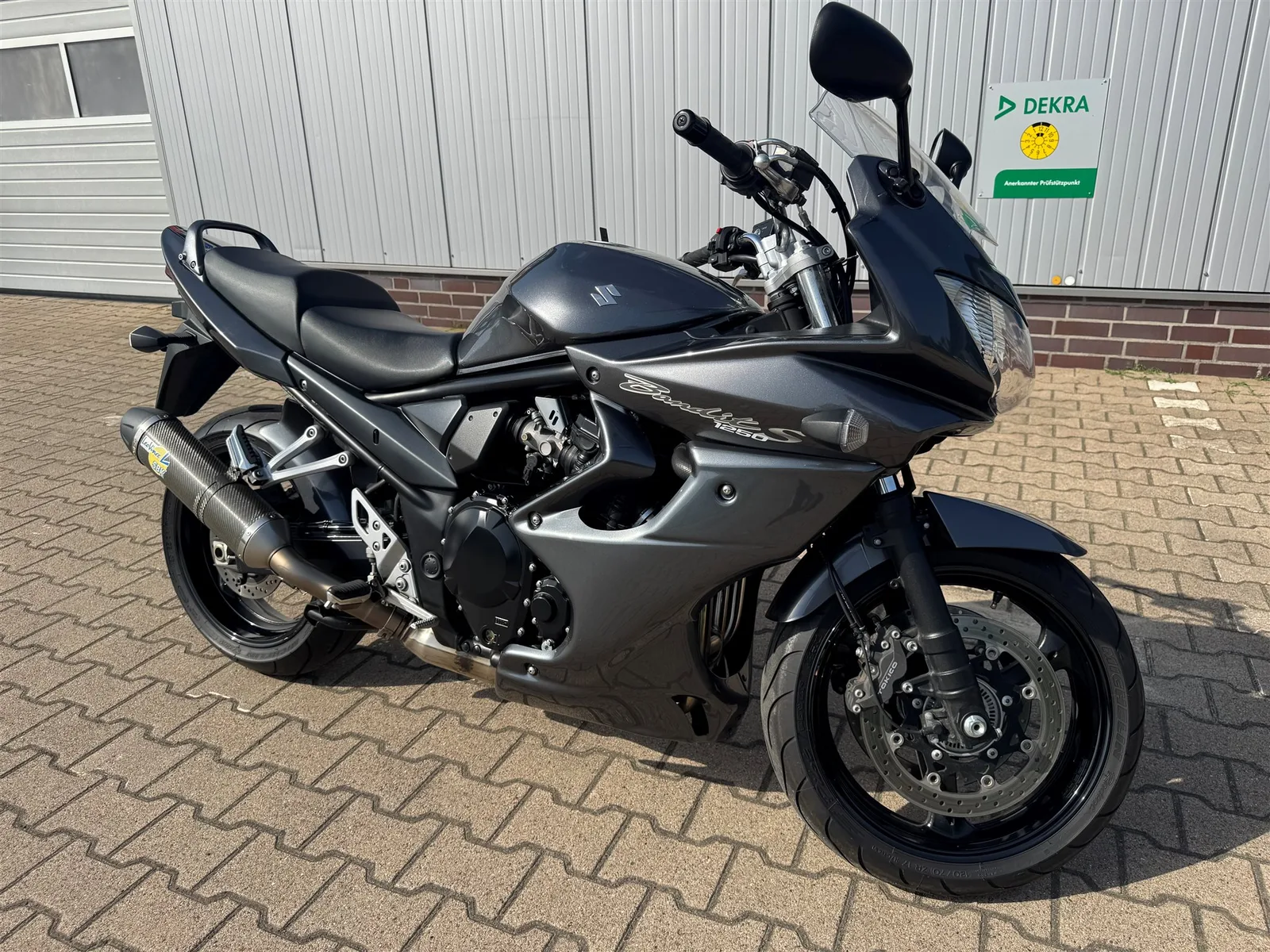 Suzuki Bandit 1250S mit Leovince Auspuff
