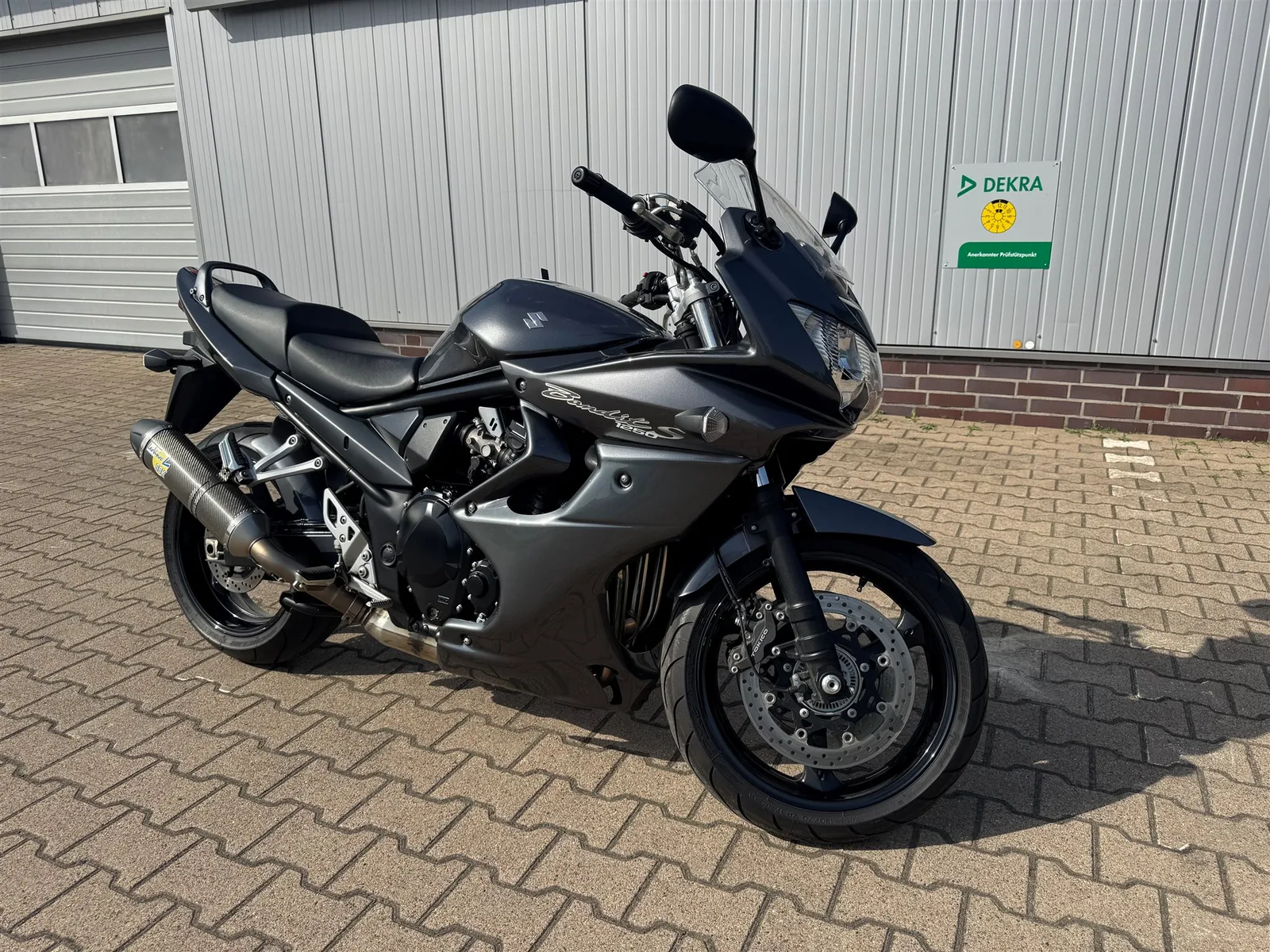 Suzuki Bandit 1250S mit Leovince Auspuff