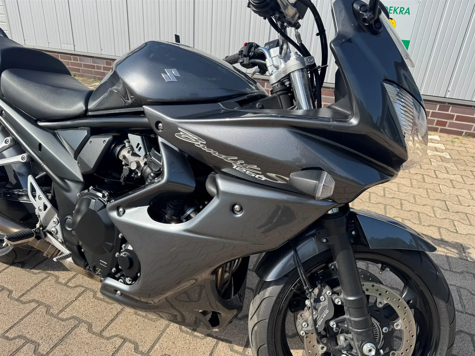 Suzuki Bandit 1250S mit Leovince Auspuff