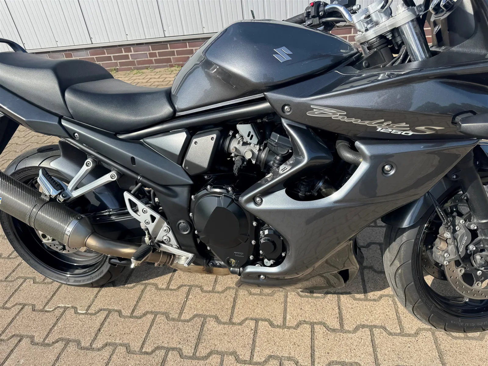 Suzuki Bandit 1250S mit Leovince Auspuff