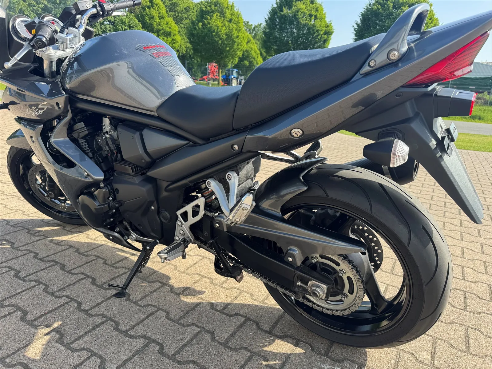 Suzuki Bandit 1250S mit Leovince Auspuff