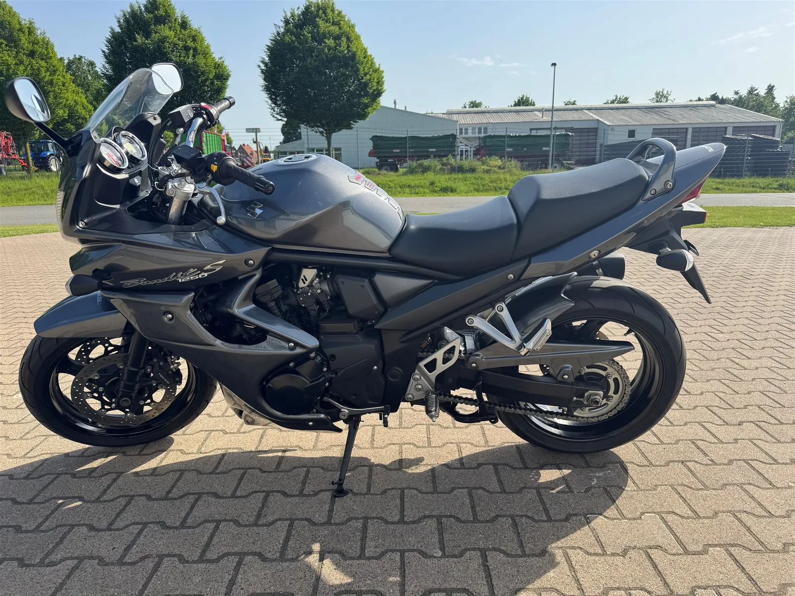 Suzuki Bandit 1250S mit Leovince Auspuff