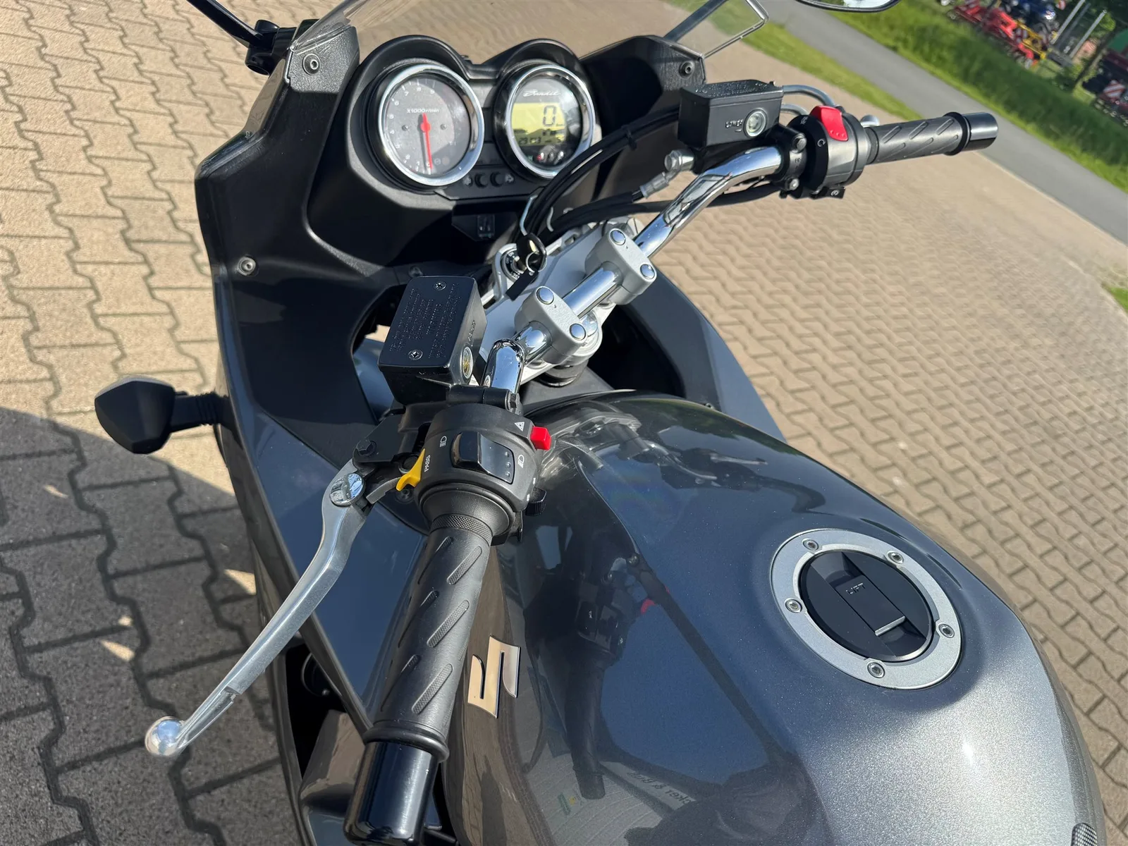 Suzuki Bandit 1250S mit Leovince Auspuff