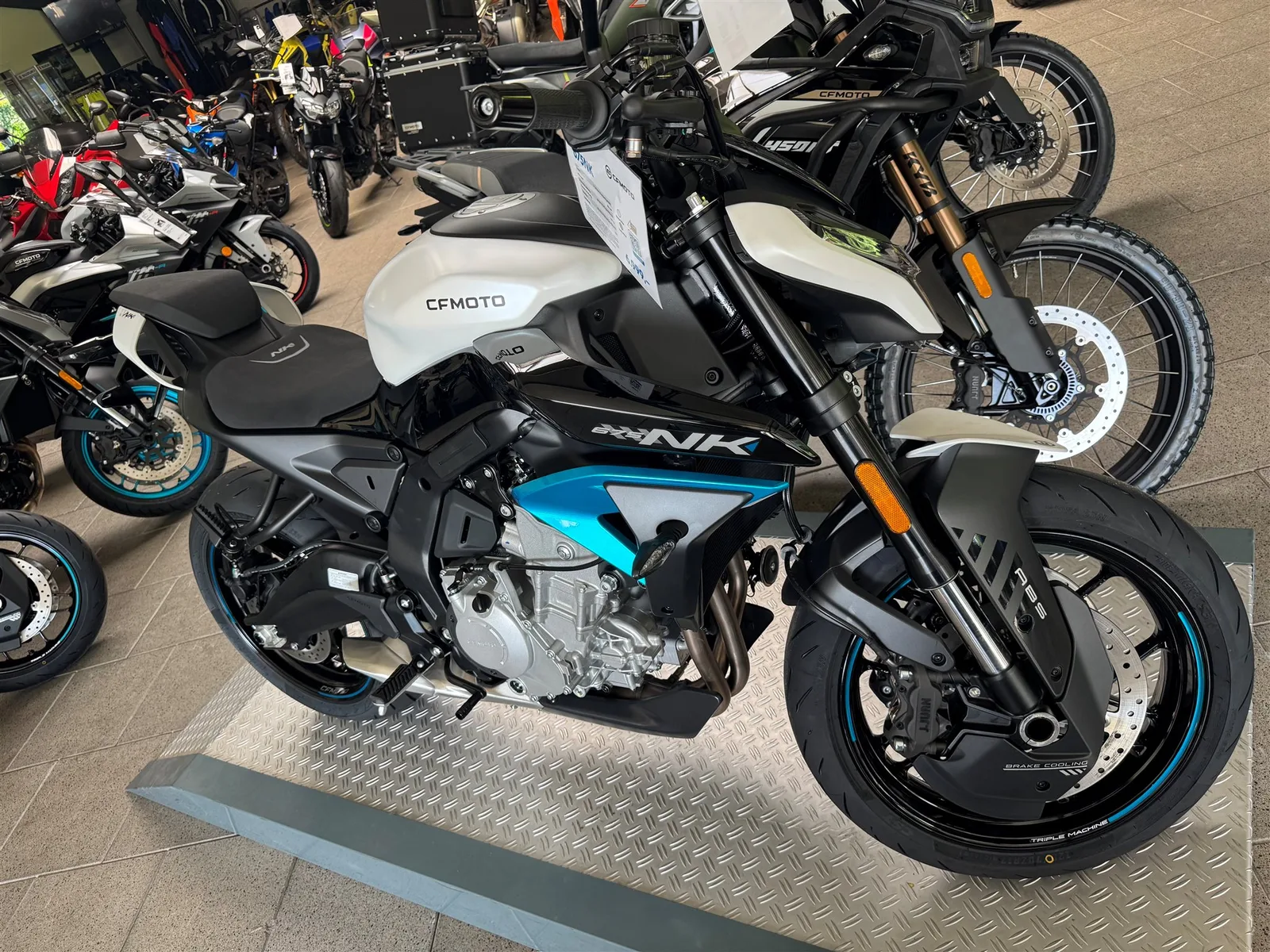 CFMOTO 675NK